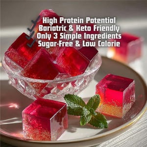 Può includere: Primo piano di alimenti rossi a forma di cubo in una ciotola di vetro trasparente e su un piatto bianco, con un rametto di menta. Il testo sull'immagine recita: High Protein Potential, Bariatric & Keto Friendly, Only 3 Simple Ingredients, Sugar-Free & Low Calorie.