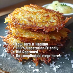 Puede incluir: Una pila de tortitas de patata crujientes y doradas. La imagen incluye el texto "Low Carb & Healthy", "100% Vegetarian-Friendly", "Kid-Approved" y "No complicated steps here!". Un pequeño cuenco de salsa blanca está en el fondo.