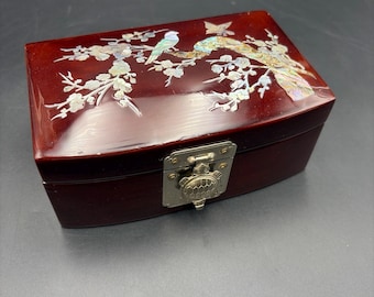 Caja de joyería de madera color rojo vino con incrustaciones de abulón en forma de pájaro y cierre de tortuga.
