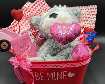 ¡Cesta de regalo "Amor de cachorro" con dulces, cartel de pared, peluche de perro y mucho más!