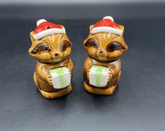 Salero y pimentero vintage con gorro de Papá Noel y mapaches navideños, fabricados en Japón