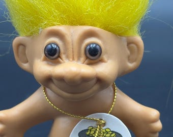Muñeco troll Russ vintage, artículo 2988, pelo amarillo y ojos marrones, con etiquetas.
