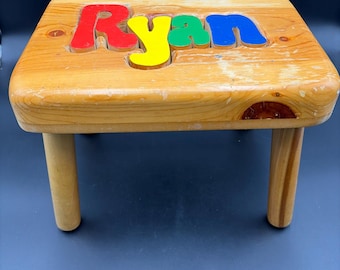 Taburete de madera vintage RYAN para niños pequeños con letras extraíbles.