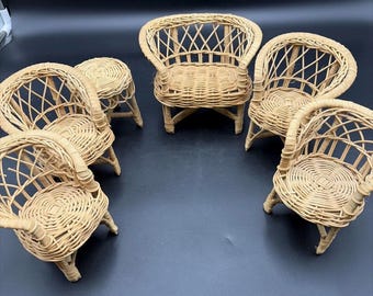 Muebles de mimbre vintage para muñecas: sofá de dos plazas de 12,7 cm de alto, 4 sillas y mesa.