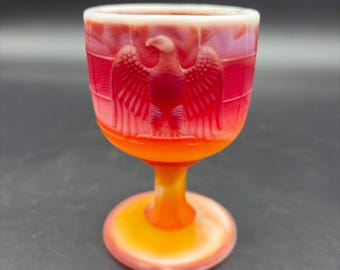 Copa de cristal Imperial Glass roja con pie, estilo mediados de siglo, con águila.