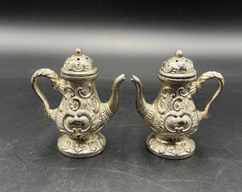 Salero y pimentero vintage plateado con diseño de volutas, fabricado en Japón