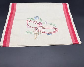 Paño de cocina vintage bordado a mano con rayas rojas, tetera y taza.