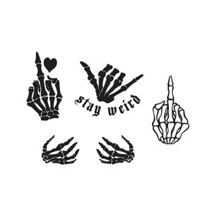 Może przedstawiać: Kolekcja czarnych ilustracji dłoni szkieletu przedstawiających różne gesty, w tym znak pokoju z sercem, gest shaka z napisem stay weird, środkowy palec oraz dwie dłonie z rozłożonymi palcami.