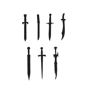 Può includere: Una collezione di sette silhouette nere di spade e pugnali su sfondo bianco. I disegni variano, mostrando diverse forme di impugnature e lame, dritte e curve. Vari disegni di armi.