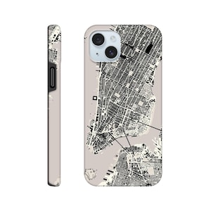 Könnte beinhalten: Eine Handyhülle mit einer schwarz-weißen Karte von New York City. Die Hülle hat einen hellgrauen Hintergrund und einen schwarzen Rand. Die Karte zeigt Straßen, Gebäude und Wasserwege. Die Hülle wird aus verschiedenen Blickwinkeln gezeigt.