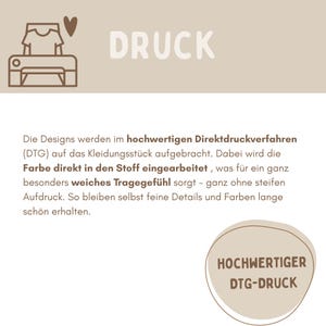 K&ouml;nnte beinhalten: Eine beige Infografik mit einem braunen T-Shirt-Symbol &uuml;ber einem Drucker und dem Wort DRUCK. Der Text beschreibt das hochwertige DTG-Druckverfahren, bei dem die Farbe direkt in den Stoff eingearbeitet wird, um ein weiches Tragegef&uuml;hl zu erzielen.