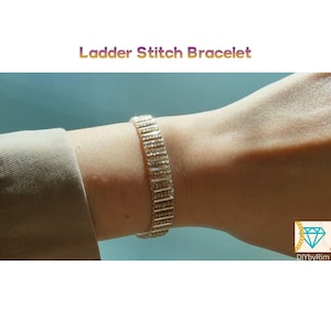 Pode incluir: Uma pulseira de ponto escada em tom dourado com uma série de barras horizontais com cristais transparentes incrustados. O texto "Ladder Stitch Bracelet" é exibido no topo e um logótipo com "DIYbyRim" está no canto inferior.