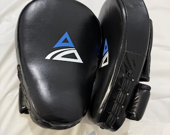 Guantes de boxeo de cuero negro, almohadillas de golpeo para entrenamiento de MMA y Muay Thai, equipo de entrenamiento duradero para kickboxing y sparring.
