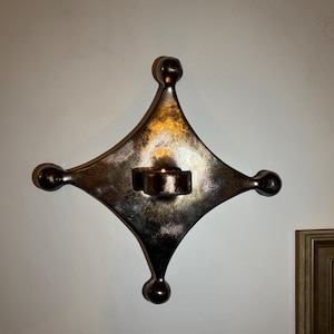 Nordstjärnans vägglampa: Ett skulpturalt keramiskt väggskrin