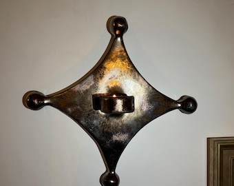 The North Star Sconce: un santuario da parete in ceramica scultorea