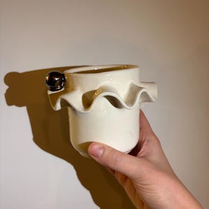 Der Pierrot Becher - gekräuselte handgemachte Keramik Kaffee- und Teetasse