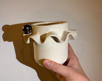 Caneca Pierrot - Xícara de café e chá de cerâmica artesanal com detalhes ondulados