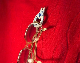 Broche porta-óculos artesanal em porcelana – Broche encantador "Pequenos Nadadores"