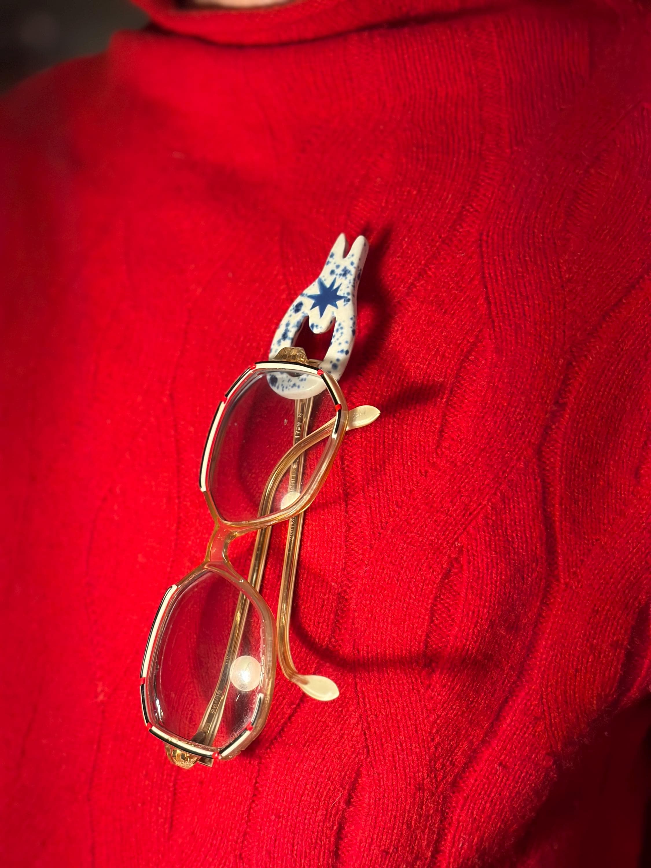 Spilla Porta Occhiali Rotonda In Cristallo - Ferma Occhiali Da Lettura, Spilla Da Donna In Rame E Cristalli (Argento, 4,2 Cm)