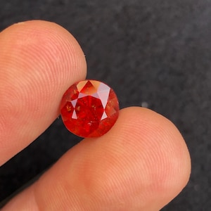4.70 carats round shape garent with good fire and lustre.A good faceted gems for jewellery like pendant,bracelet,rings.will be good for gift