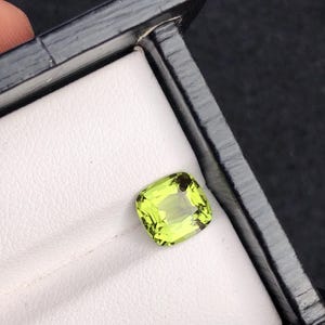 Turmalina de 1,90 quilates disponible. Piedra perfecta para joyería como anillos, pendientes, colgantes y pulseras. También ideal como regalo para seres queridos.