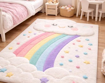 Könnte beinhalten: Ein rechteckiger Teppich mit weißem Hintergrund und einem großen, lächelnden Wolkengesicht im oberen Bereich. Ein Regenbogen in Pastellrosa, Gelb, Blau und Violett erstreckt sich über die Mitte, umgeben von kleinen, erhabenen, bunten Sternen.