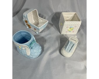 Lot von 4 VINTAGE Baby Boy Pflanzgefäße / Bank / Zimmer Dekor oder Geschenke -sehr süß