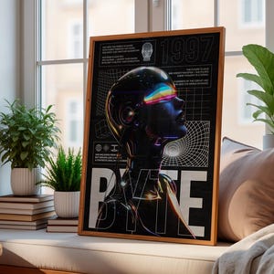 Pode incluir: Uma impressão de arte emoldurada com um retrato de ciborgue futurista com uma viseira de arco-íris. A obra de arte é definida contra um fundo preto com o ano "1997" e a palavra "BYTE" em letras brancas grandes. A impressão é exibida em uma janela.
