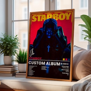 Pode incluir: Um poster emoldurado com a capa do álbum "Starboy" com um fundo vermelho e preto. O poster inclui o título do álbum em amarelo, uma imagem em tons de azul de uma pessoa e as palavras "Custom Album".