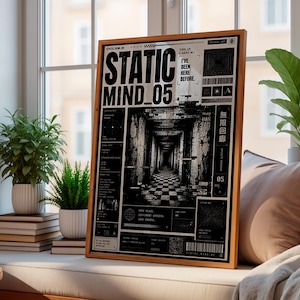 Puede incluir: Un póster rectangular enmarcado con un diseño gráfico en blanco y negro con el texto STATIC MIND_05 e I'VE BEEN HERE BEFORE. La obra muestra la perspectiva central de un largo pasillo con suelo de damero, rodeado de datos técnicos.