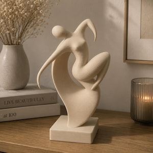 Abstrakt kvinnoskulptur, modern kvinnofigurstaty, minimalistisk heminredning, japansk hylldekor, samtida konst, present till henne