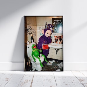 Könnte beinhalten: Gerahmter Kunstdruck mit einem Teletubby und Kermit dem Frosch in einem Badezimmer. Der Teletubby trägt eine Partyhütchen und hält eine rote Handtasche. Kermit sitzt mit einer Flasche auf einer Toilette. Der Hintergrund zeigt Graffiti und das Jahr 2026.