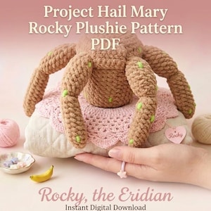 Puede incluir: Se muestra un patrón de peluche tejido para "Rocky, the Eridian". El peluche en forma de araña de color marrón descansa sobre una almohada rosa tejida. La imagen incluye ovillos de lana, un cuenco pequeño y un plátano. El texto dice "Project Hail Mary Rocky Plushie Pattern PDF".