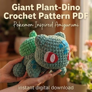 Könnte beinhalten: Gehäkeltes Amigurumi eines von Bisasam inspirierten Charakters in Grün- und Blautönen mit roten und weißen Akzenten. Der Text "Giant Plant-Dino Crochet Pattern PDF" und "Pokemon Inspired Amigurumi" ist sichtbar. Die Worte "instant digital download" sind ebenfalls sichtbar.