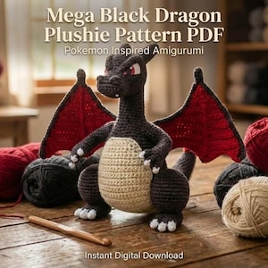 Könnte beinhalten: Ein gehäkelter schwarzer Drachen-Plüsch mit roten Flügeln und einem beigefarbenen Bauch, inspiriert von Pokémon. Der Drache ist von Wollknäueln in Rot, Schwarz und Beige umgeben, mit einem Häkelhaken aus Holz. Der Text lautet "Mega Black Dragon Plushie Pattern PDF".