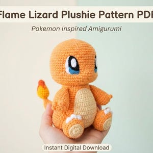 Könnte beinhalten: Ein orangefarbenes, gehäkeltes Plüschtier eines Flammen-Echsen-Pokémon. Das Plüschtier hat weiße und blaue Augen, einen beigen Bauch und einen flammengesäumten Schwanz. Der Text "Flame Lizard Plushie Pattern PDF" und "Pokemon Inspired Amigurumi" sind zu sehen.