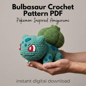 Puede incluir: Un amigurumi de Bulbasaur tejido a crochet, un personaje inspirado en Pokémon, se sostiene en manos abiertas. El Bulbasaur es de color verde azulado con manchas azules, ojos rojos y un bulbo verde en la espalda. El texto dice "Bulbasaur Crochet Pattern PDF".