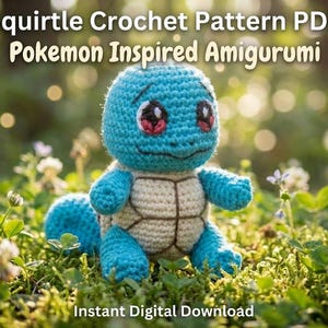 Può includere: Un amigurumi di Squirtle all'uncinetto blu, ispirato a Pokémon, è ambientato in un campo di erba verde e piccoli fiori bianchi. L'amigurumi ha un guscio color crema. Il testo in alto recita "Squirtle Crochet Pattern PDF Pokemon Inspired Amigurumi".