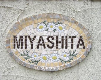 Hausschild aus Mosaikfliesen – Kamillenmotiv | Namensschild aus Naturstein | Handgefertigte Keramik