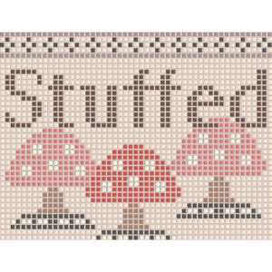 Op de afbeelding: Kruissteekontwerp met het woord "Stuffed" boven drie paddenstoelillustraties. De paddenstoelen hebben rode en roze doppen met witte stippen, bruine stelen en zwarte bases. De achtergrond is lichtbeige.