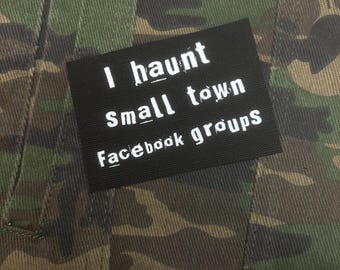 小さな町のFBグループに出没するパッチ - パンクバトルベストパッチ - オルタナティブアパレル - 面白い - 縫い付けキャンバスパッチ - クラストパンク - バトルジャケット