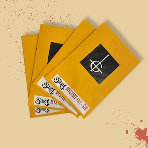 Könnte beinhalten: Vier gelbe Mystery-Dateien mit einem schwarz-weißen Logo und dem Text "MYSTERY FILE - $20". Die Dateien haben ein schwarzes Quadrat in der oberen rechten Ecke. Der Hintergrund ist hellbeige mit roten Farbspritzern.