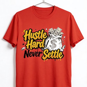 Può includere: Maglietta rossa con la scritta "Hustle Hard Never Settle" in giallo e nero. Il design include un sacco di soldi bianco con un simbolo del dollaro e banconote che escono, creando un effetto sorprendente.