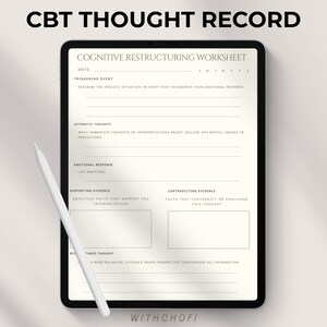 Può includere: Un foglio di lavoro digitale CBT Thought Record visualizzato su un tablet nero. Il foglio di lavoro include sezioni per la ristrutturazione cognitiva, con uno stilo bianco appoggiato sullo schermo. Il testo "CBT THOUGHT RECORD" è in alto.