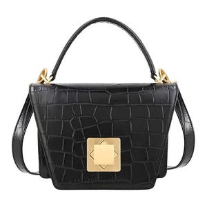Puede incluir: Un bolso de mano negro con textura de cocodrilo, que presenta una forma trapezoidal estructurada, un asa superior única y un cierre metálico cuadrado de tono dorado centrado en la solapa frontal. El bolso incluye enganches laterales.