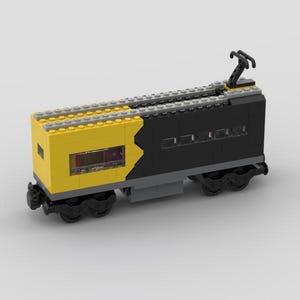 Pode incluir: Um comboio de brinquedo construído com blocos de construção amarelos, pretos e cinzentos. O comboio apresenta uma secção frontal amarela com uma janela, um corpo preto com janelas retangulares e rodas pretas. Uma estrutura preta semelhante a uma antena está no topo.