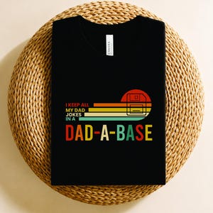 Ich behalte alle meine Vater-Witze in einem Dad-a-Base-Shirt PNG, lustiger Vater SVG, Vatertagsgeschenk, neuer Vater-Shirt-Design, Dad-Witz-Grafik | SVG-Download