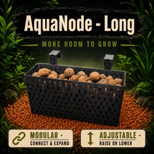 Può includere: Un cesto rettangolare in plastica nera per piante con un motivo a griglia intrecciata, riempito con granuli di argilla marroni rotondi. Il testo AquaNode - Long, MORE ROOM TO GROW, MODULAR CONNECT & EXPAND e ADJUSTABLE RAISE OR LOWER è visibile.
