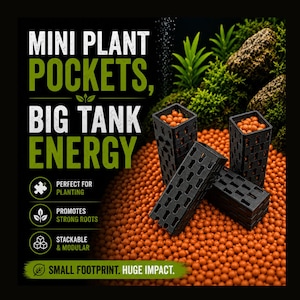 Può includere: Tasche rettangolari nere in plastica con motivo a griglia per piante da acquario. Il testo recita: MINI PLANT POCKETS, BIG TANK ENERGY, PERFECT FOR PLANTING, PROMOTES STRONG ROOTS, STACKABLE & MODULAR, SMALL FOOTPRINT. HUGE IMPACT. Granuli di substrato arancioni.