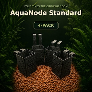 Può includere: Un set da 4 supporti per piante rettangolari in plastica nera con motivo a griglia e ganci integrati. Il testo recita: FOUR TIMES THE GROWING ROOM, AquaNode Standard e 4-PACK. I supporti sono posizionati su un letto di piccole palline di argilla.